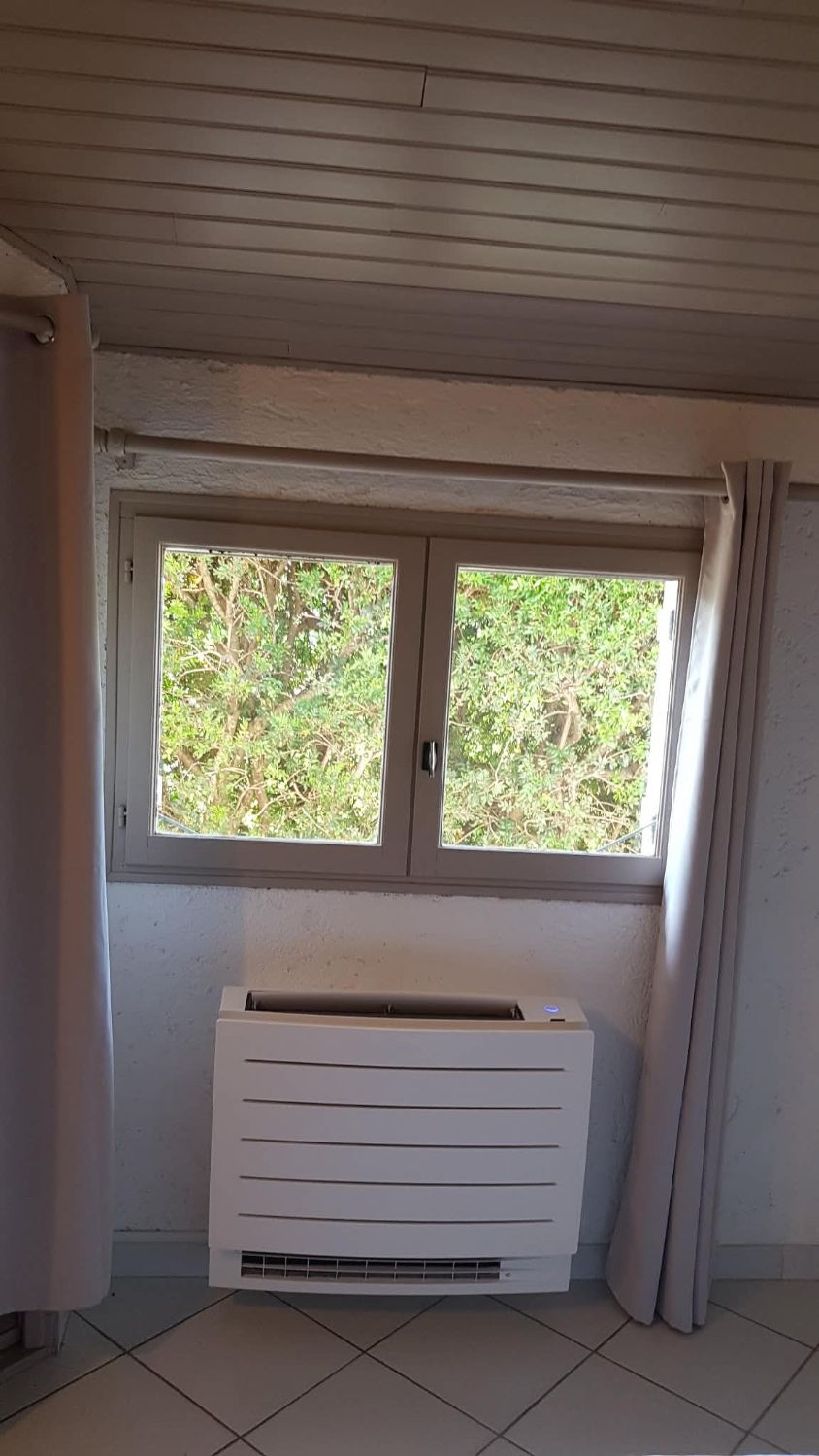 Console de climatisation installée sous une fenêtre