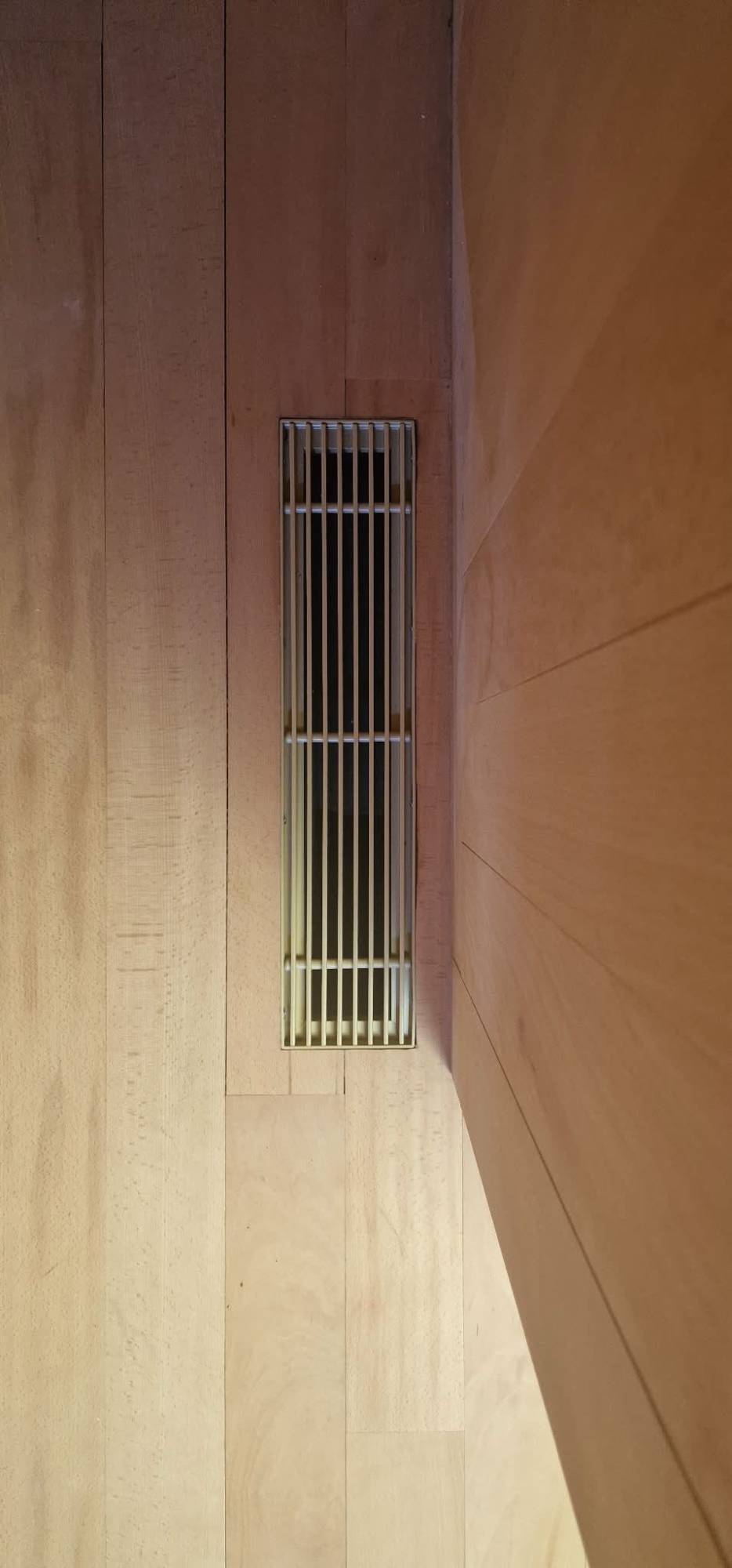 Grille de soufflage encastrée dans un parquet